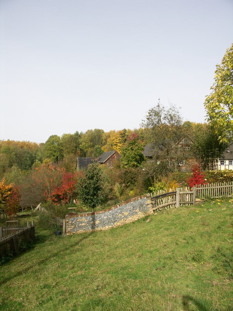 Auf diesem Herbstbild sieht man die Mauer von hinten , schön zu erkennen , wie sich der Mauerverlauf an das Gelände anpasst.