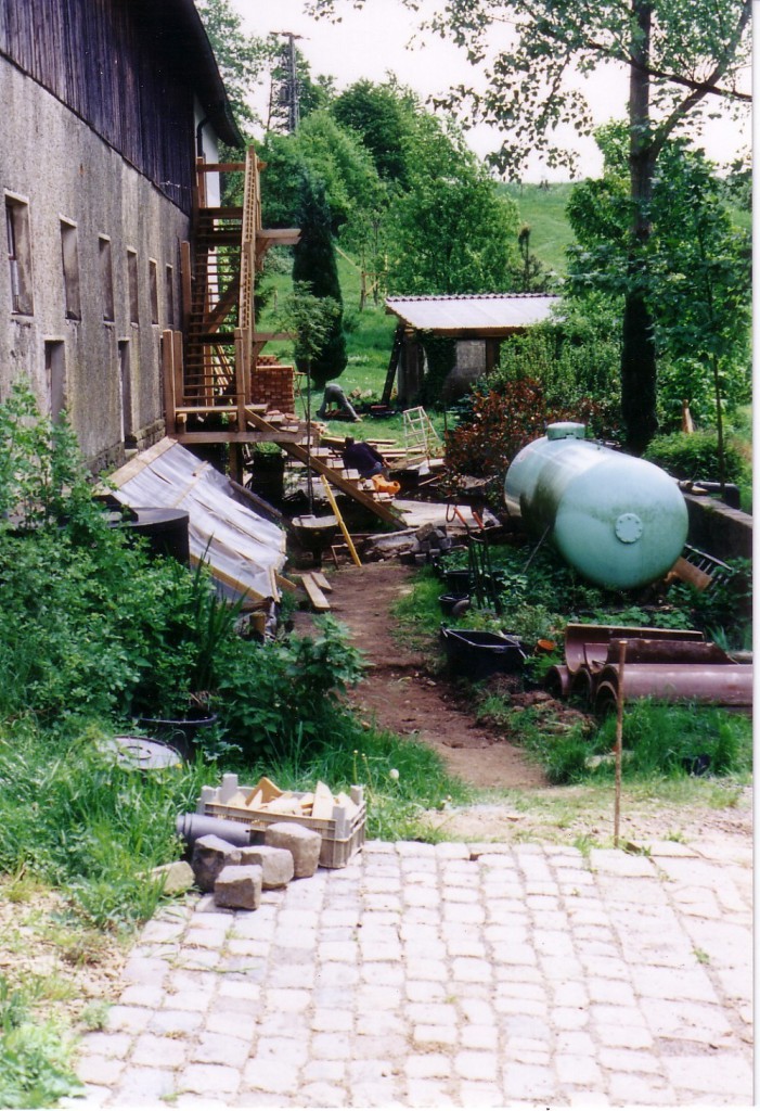 Auf diesem Bild von 2000 sieht man die Folientunnel und den Gastank . Im Hintergrund fehlt noch unser Ziegelsteinbogen.